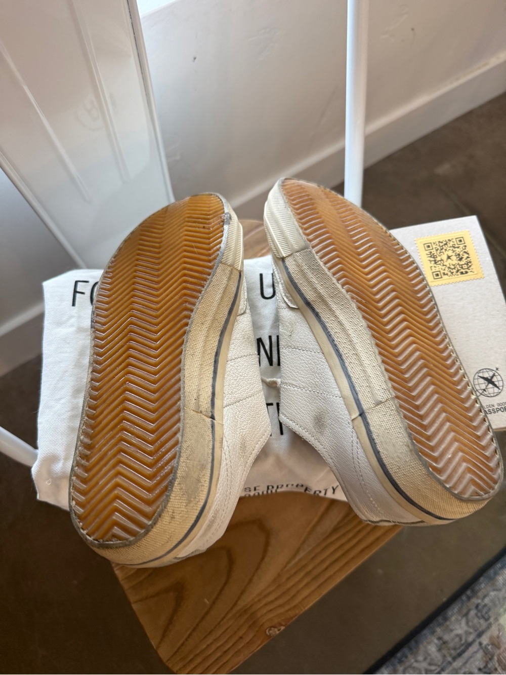 Golden Goose VSTAR2 Low-Top Sneakers in Off-White with Black Star - Picture 6 of 7